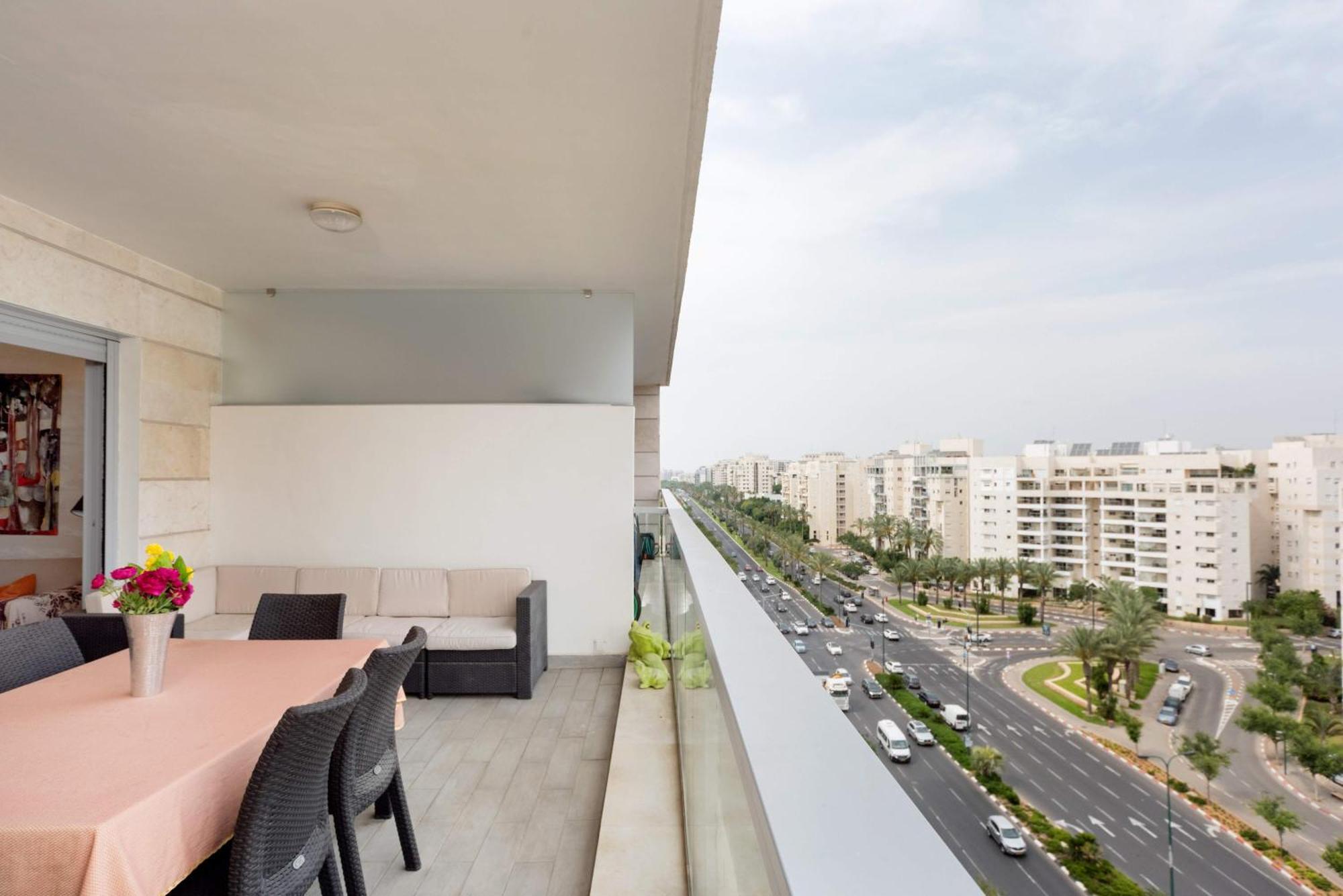 Urban Gem With Outdoor Lounge By Sea N' Rent Leilighet Tel Aviv Eksteriør bilde